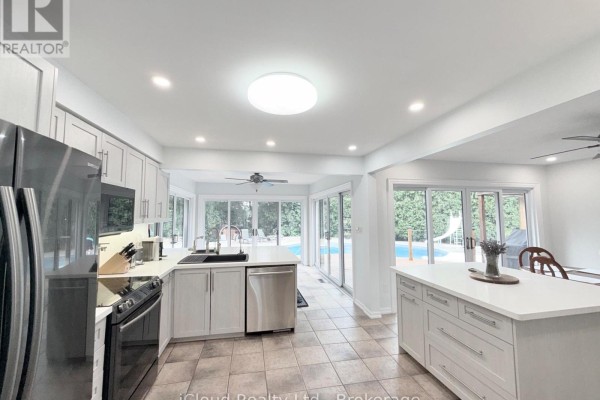 Kitchen - 9 Anchor Court, East Gwillimbury, ON L9N1G1 Photo 3