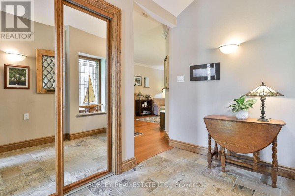 9 Cameron Crescent, Toronto, ON, photo 3