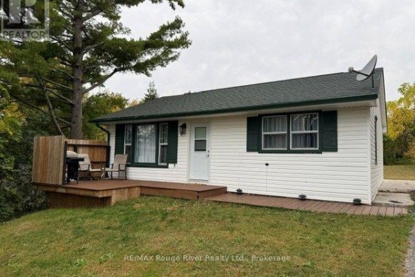 Side view of the house showing snow and outdoor seating area. - 9 Cedar Street, Cramahe