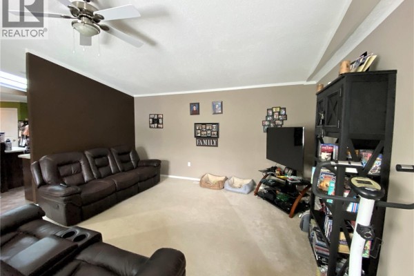 Living room - 9 Golfview Crescent, Kindersley, SK S0L1S1 Photo 3