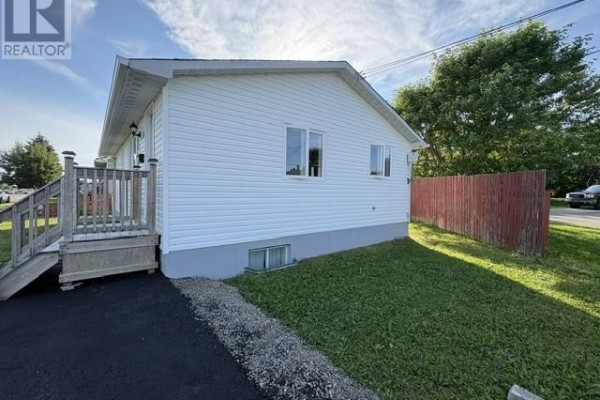 Bath (# pieces 1-6) - 9 Hansen Highway, Stephenville, NL A2N1V7 Photo 4
