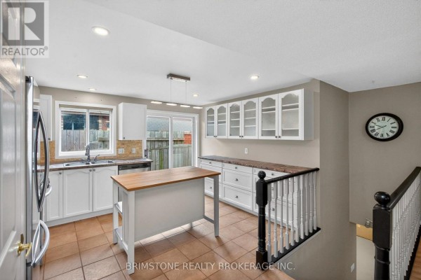 Kitchen - 9 Holly Meadow Road, Barrie, ON L4N8S1 Photo 3