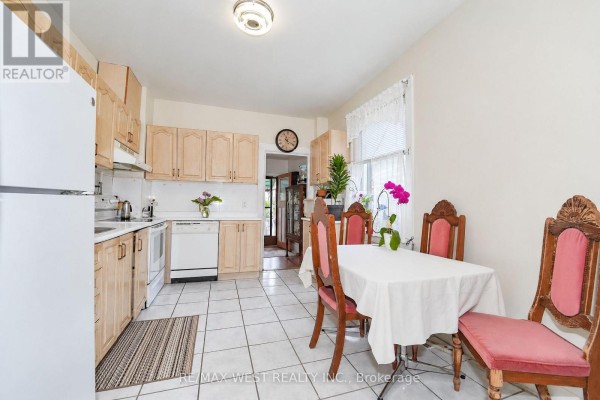 Kitchen - 9 Northumberland Street, Toronto, ON M6H1P8 Photo 3