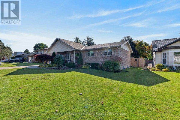 Family room - 9 Sherwood Crescent, South Huron, ON N0M1S1 Photo 2