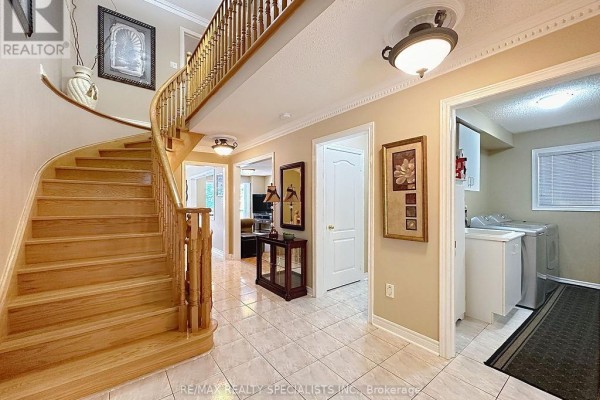 9 Siesta Court, Brampton, ON L6R1P2 Photo 5