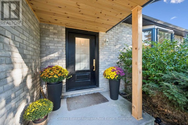 Living room - 9 Sunrise Court, Guelph, ON N1K1J3 Photo 4