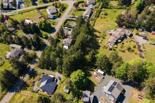 9 Tozer Rd, Fanny Bay, BC V0R1W0 Photo 2