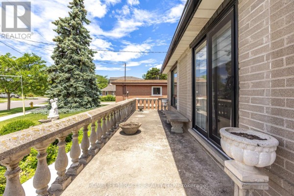 Bedroom 3 - 9 Wheatsheaf Crescent, Toronto, ON M3N1P7 Photo 4