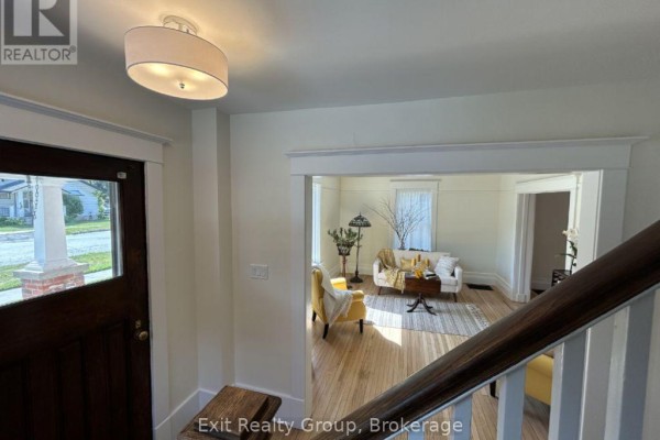 Living room - 90 Byron Street, Quinte West, ON K8V2Y2 Photo 5