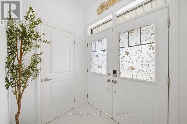 Kitchen - 90 Ferragine Crescent, Bradford West Gwillimbury, ON L3Z4K2 Photo 4