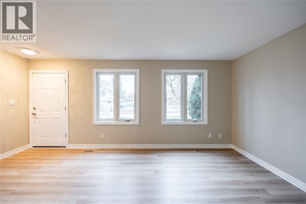 Living room - 900 Everest Court, Sarnia, ON N7T7T6 Photo 5