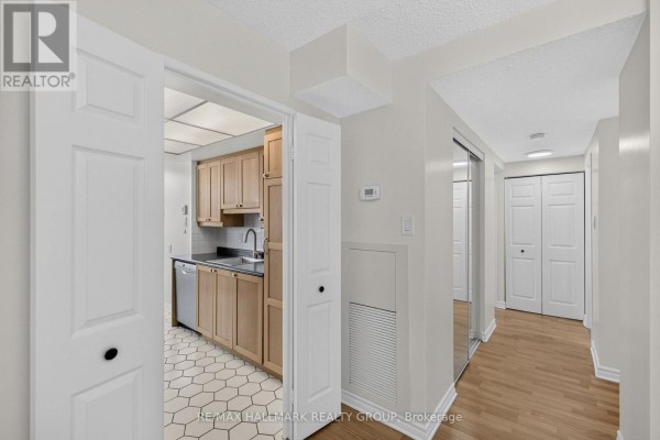Primary Bedroom - 901 - 530 Laurier Avenue W, Ottawa, ON K1R7T1 Photo 5