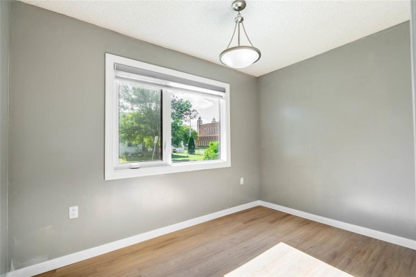 Kitchen - 901 College Avenue, Winnipeg, MB R2X1B2 Photo 3