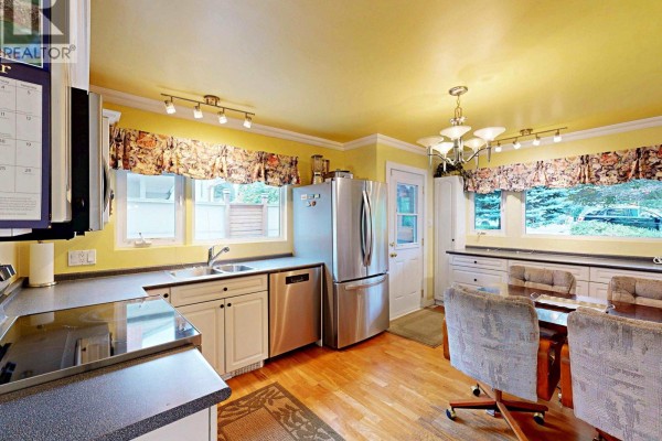 901 Dundonald Drive, Port Moody, BC, photo 3