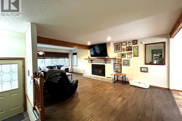 Living room - 901 Shannon Road, Regina, SK S4S5K3 Photo 3