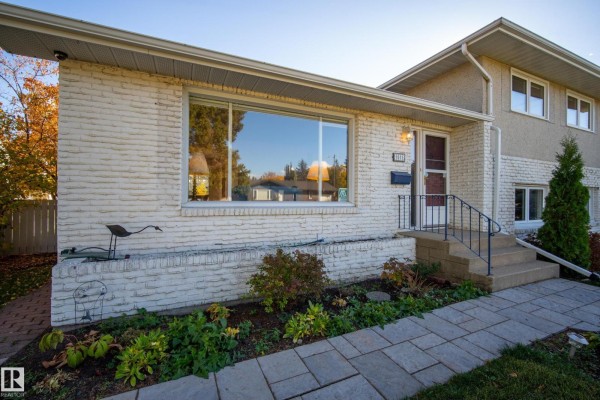 Family room - 9011 157 St Nw, Edmonton, AB T5R2A6 Photo 4
