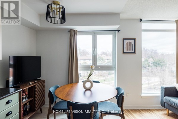 Living room - 902 - 18 Valley Woods Road, Toronto, ON M3A0A1 Photo 3