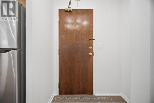 Laundry room - 902 - 9 Michael Power Place, Toronto, ON M9A0A5 Photo 5