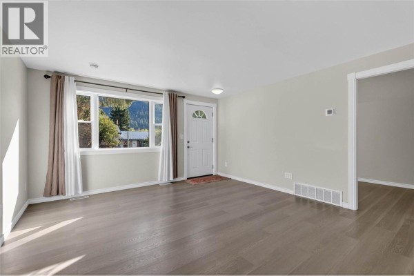 Full bathroom - 902 Cottonwood Avenue, Salmo, BC V0G1Z0 Photo 2