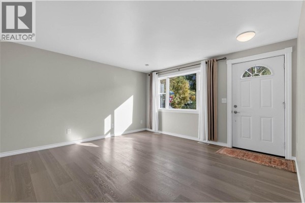 Primary Bedroom - 902 Cottonwood Avenue, Salmo, BC V0G1Z0 Photo 3