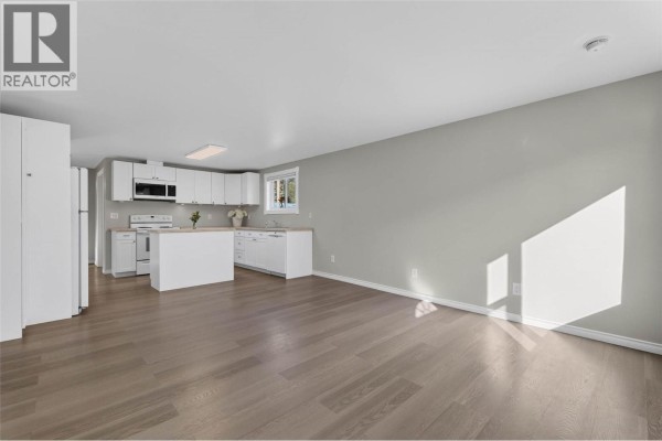 Kitchen - 902 Cottonwood Avenue, Salmo, BC V0G1Z0 Photo 5