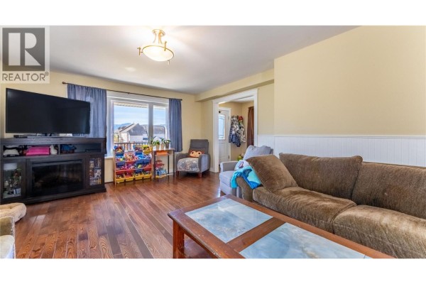 Full ensuite bathroom - 902 Murdoch Street, Creston, BC V0B1G4 Photo 5