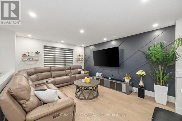 Living room - 902 Railton Avenue, London East, ON N5V4V9 Photo 5