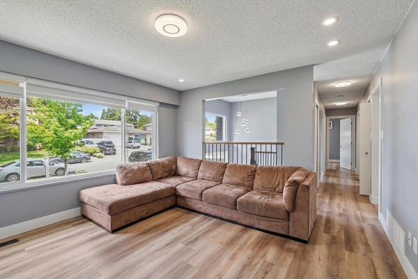 9024 123a Street, Surrey, BC V3V6K3 Photo 2