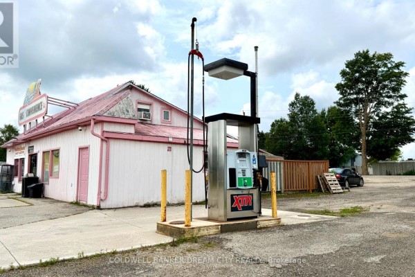 A single silver XTR fuel pump is situated on a concrete pad next to the convenience store. - 90279 London Road N, North Huron