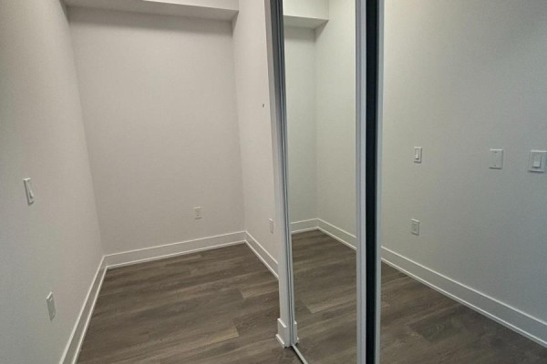 903 - 204 Burnhamthorpe Road E, Mississauga, ON L5A0B3 Photo 5