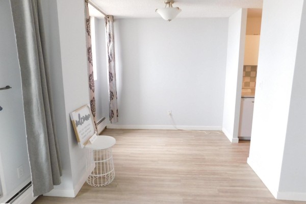 Dining room - #903 13910 Stony Plain Rd Nw, Edmonton, AB T5N3R2 Photo 2