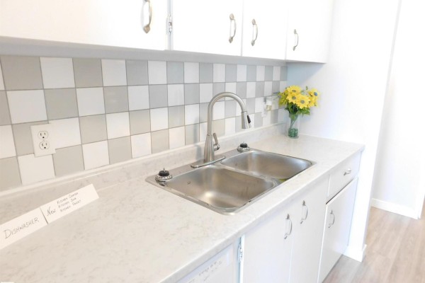 Kitchen - #903 13910 Stony Plain Rd Nw, Edmonton, AB T5N3R2 Photo 3
