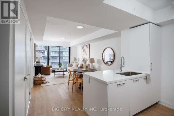 Living room - 904 - 36 Brentcliffe Road, Toronto, ON M4G0E1 Photo 3