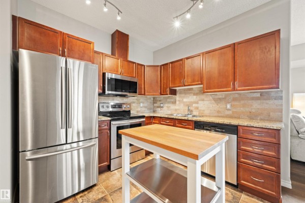 Kitchen - #904 10319 111 St Nw, Edmonton, AB T5K0A2 Photo 3