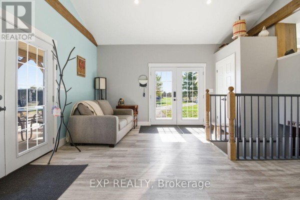 Sunroom - 9043 Ridge Road, Niagara Falls, ON L3B5N7 Photo 5
