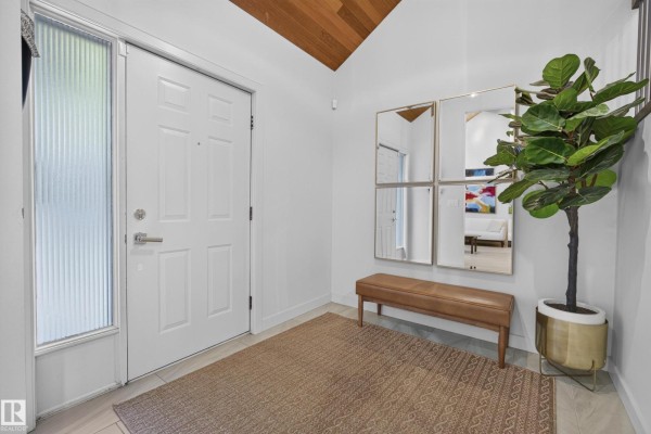 Family room - 9047 94 St Nw, Edmonton, AB T6C3V3 Photo 4