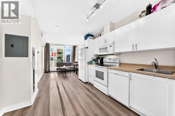 4pc Bathroom - 905, 30 Brentwood Common Nw, Calgary, AB T2L2J9 Photo 5
