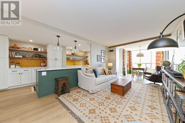 Living room - 905 - 20 Cherrytree Drive, Brampton, ON L6Y3V1 Photo 2