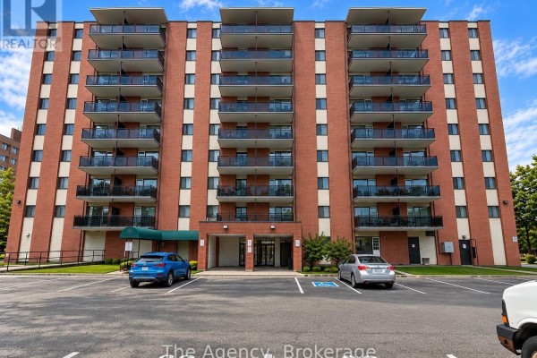 Living room - 905 - 45 Paisley Boulevard W, Mississauga, ON L5B1E4 Photo 2