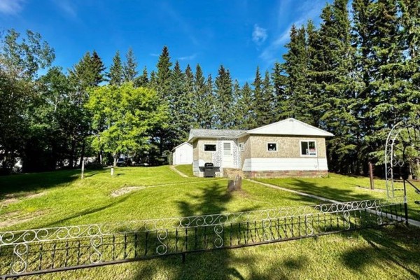 Living room - 905 & 909 10th Street, Hylo, AB T0A1Z0 Photo 3