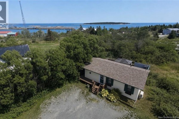 Bath (# pieces 1-6) - 905 Route 776, Grand Manan, NB E5G4L3 Photo 3