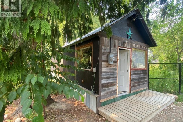 9052 6 Highway, Edgewood, BC V0G1J0 Photo 2