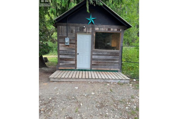 9052 6 Highway, Edgewood, BC V0G1J0 Photo 4