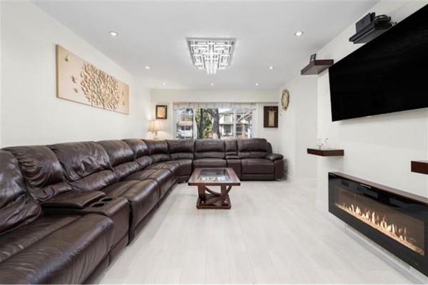 9068 146a Street, Surrey, BC V3R6X7 Photo 2