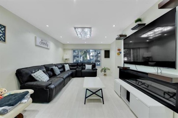 9068 146a Street, Surrey, BC V3R6X7 Photo 4