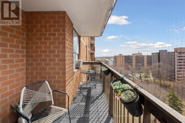 Kitchen - 907 - 90 Ling Road, Toronto, ON M1E4Y3 Photo 3