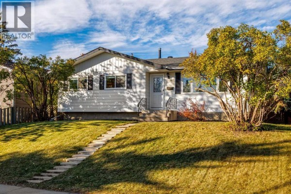 4pc Bathroom - 907 Canfield Crescent Sw, Calgary, AB T2W1K5 Photo 2