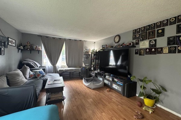 9077 135a Street, Surrey, BC V3V7C4 Photo 2