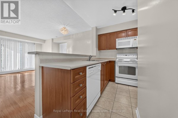908 - 7 Michael Power Place, Toronto, ON M9A0A4 Photo 2
