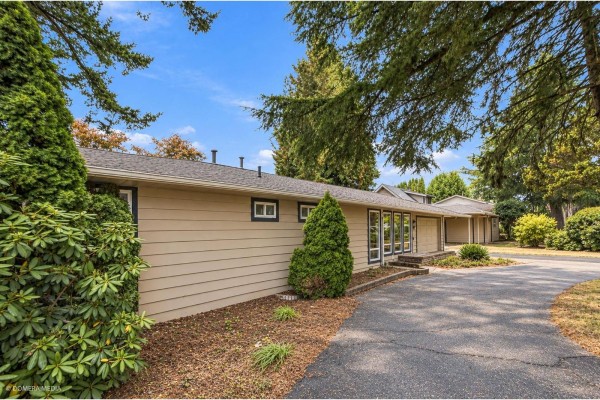 9084 Prince Charles Boulevard, Surrey, BC V3V1R5 Photo 2